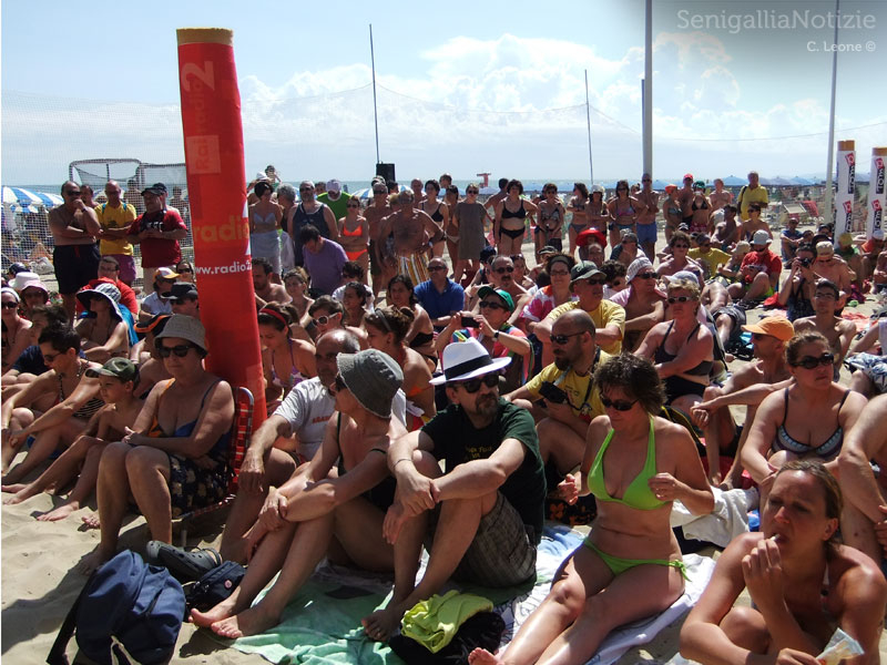 Caterpillar AM dalla spiaggia di Senigallia