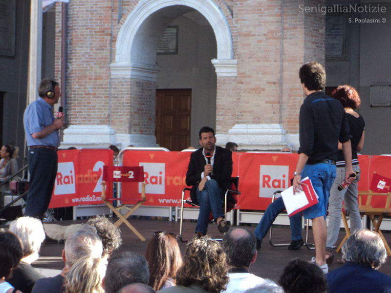 Sul palco di Caterpillar il Sindaco di Senigallia Maurizio Mangialardi