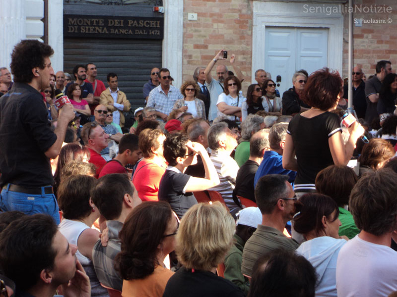 Paolo Maggioni tra la gente di Piazza Roma a Senigallia
