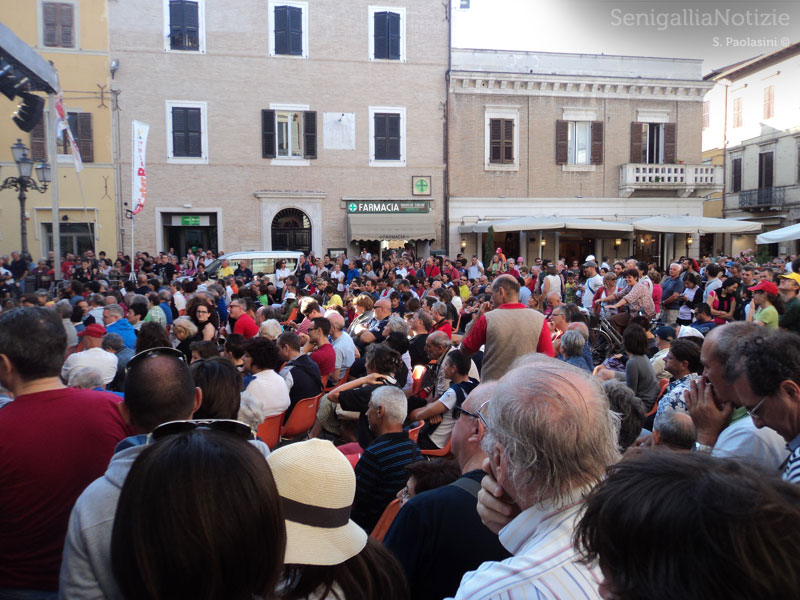 Tanta gente in piazza Roma per Caterpillar