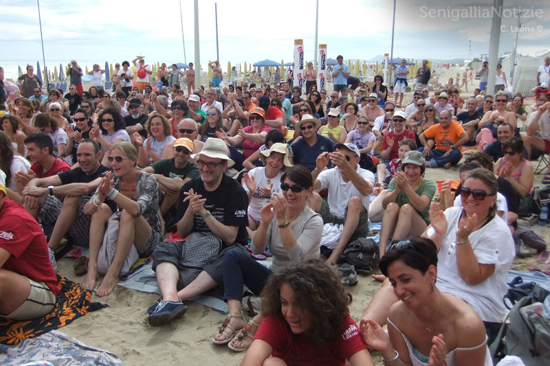 Il pubblico di Caterpillar AM sulla spiaggia di Senigallia
