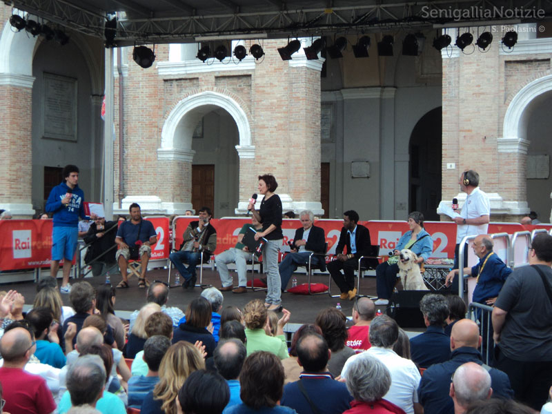 Caterpillar in diretta da piazza Roma a Senigallia