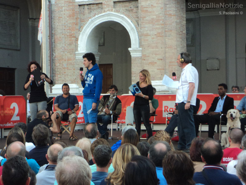 Caterpillar in diretta da piazza Roma a Senigallia