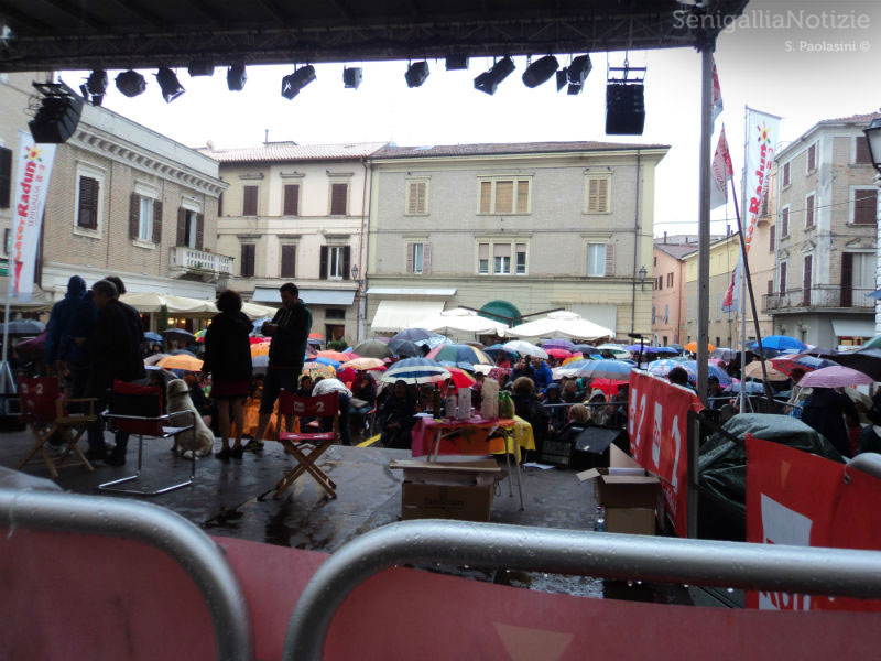 Senigallia: Piazza Roma sotto la pioggia per Caterpillar