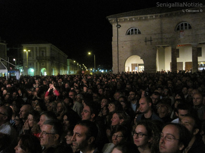 Pubblico al Foro Annonario di Senigallia per Malika Ayane