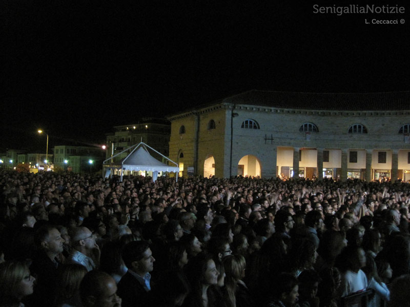 Pubblico al Foro Annonario di Senigallia per Malika Ayane
