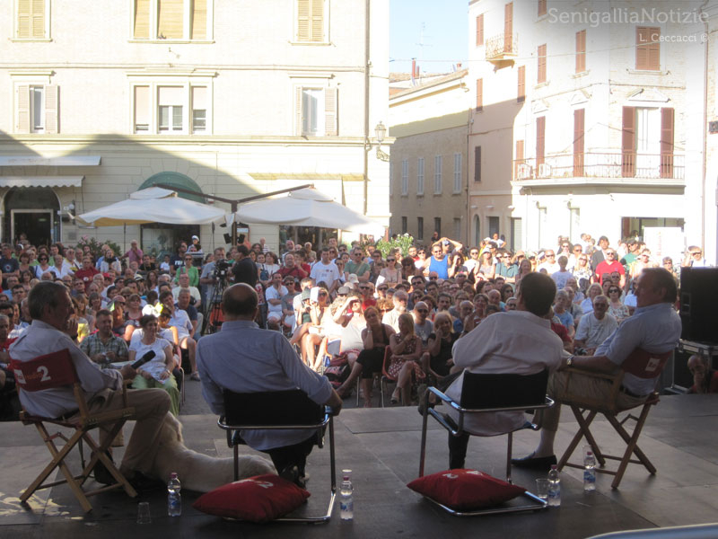 Piazza Roma piena anche per l'incontro sulle malerbe