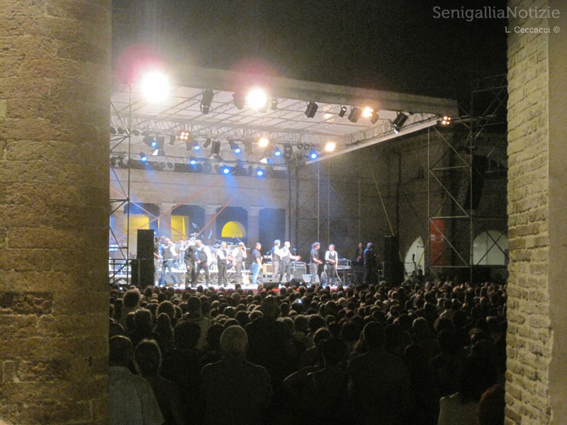 Foro Annonario gremito per Paolo Belli a Senigallia