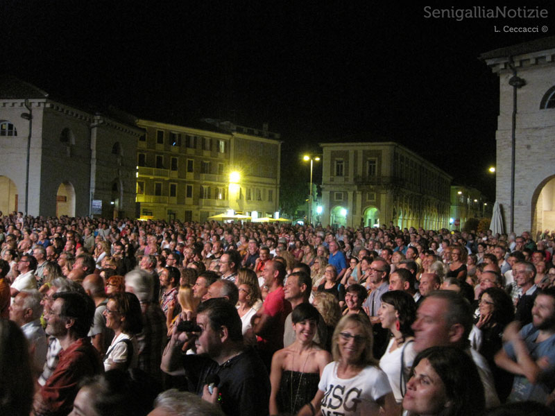 Foro Annonario gremito per Paolo Belli a Senigallia