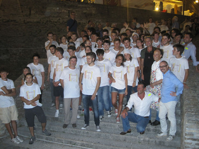 Foto di gruppo con tutto lo staff di volontari della cena