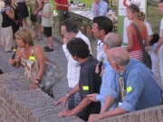 Lella Costa saluta i commensali