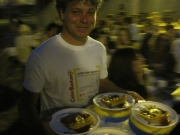 Cena antispreco del Caterraduno: volontario al lavoro