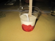Cena antispreco: mousse di yogurt con fragole