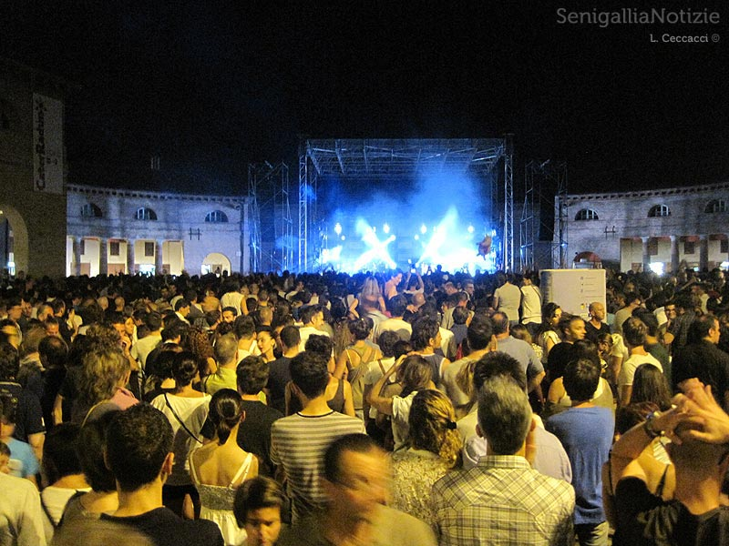 Il pubblico al Foro Annonario per i Subsonica
