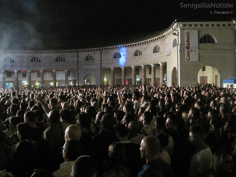 Il pubblico al Foro Annonario per i Subsonica