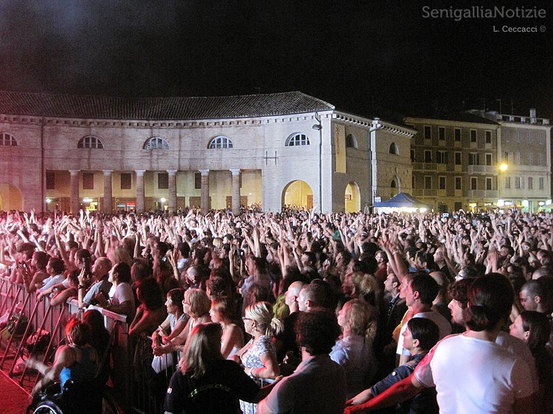 Il pubblico al Foro Annonario per i Subsonica