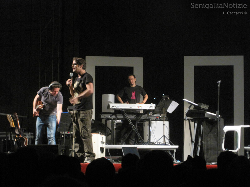 Samuele Bersani sul palco del Foro Annonario di Senigallia