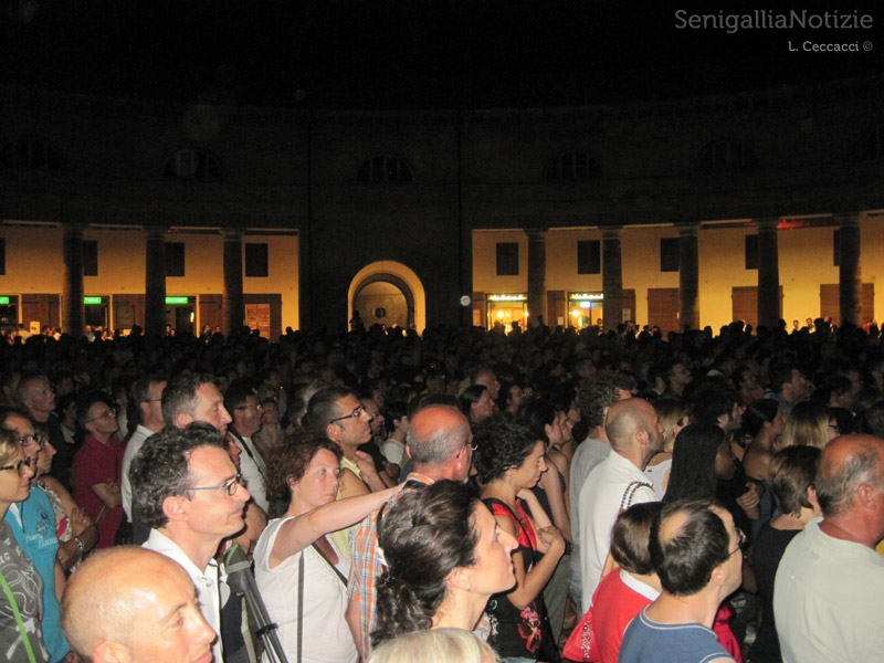 Tanto pubblico al Foro Annonario per Samuele Bersani