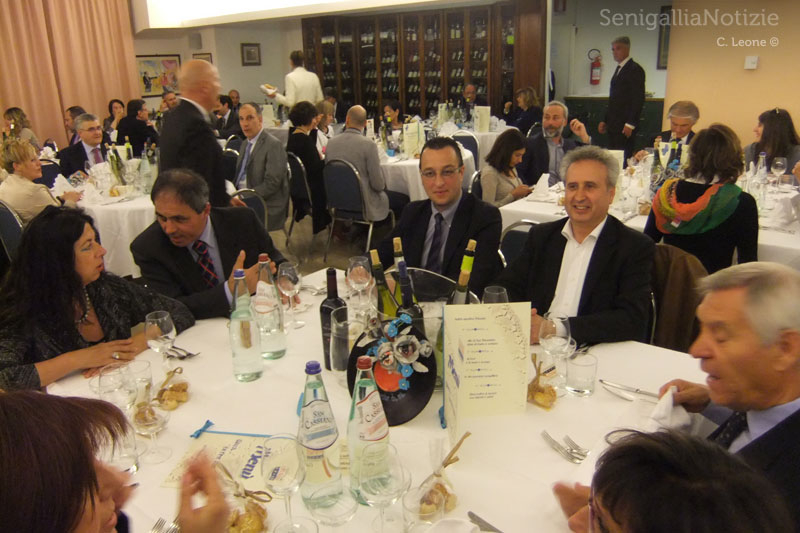 Tavoli alla cena di fine anno scolastico al Panzini di Senigallia