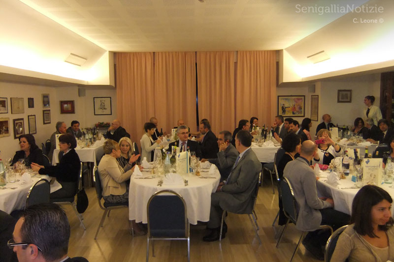 Tavoli alla cena di fine anno scolastico al Panzini di Senigallia