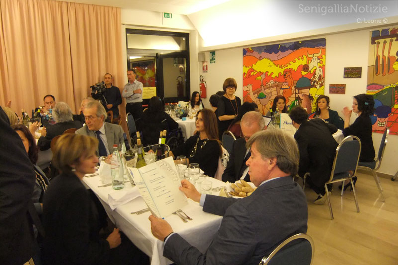 Tavoli alla cena di fine anno scolastico al Panzini di Senigallia