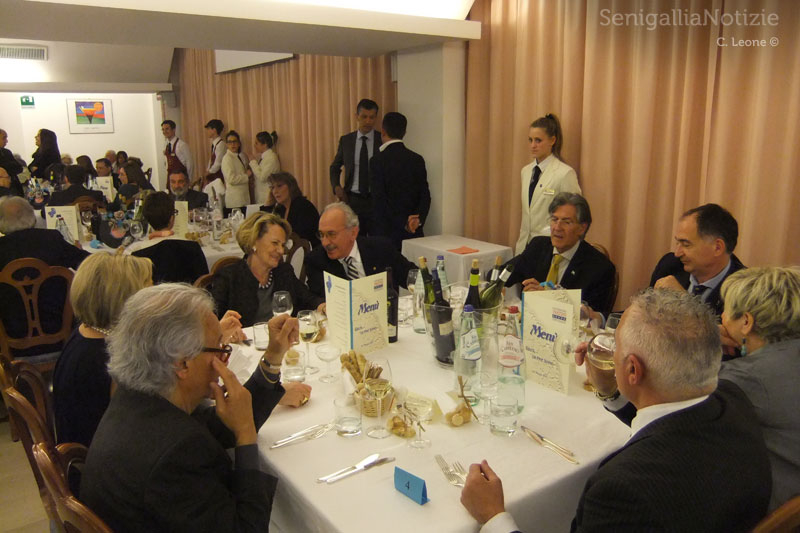 Tavoli alla cena di fine anno scolastico al Panzini di Senigallia
