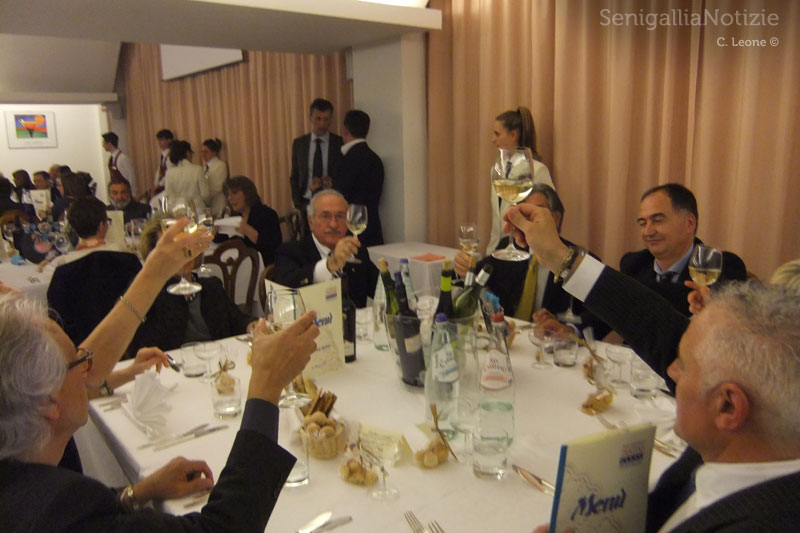 Tavoli alla cena di fine anno scolastico al Panzini di Senigallia