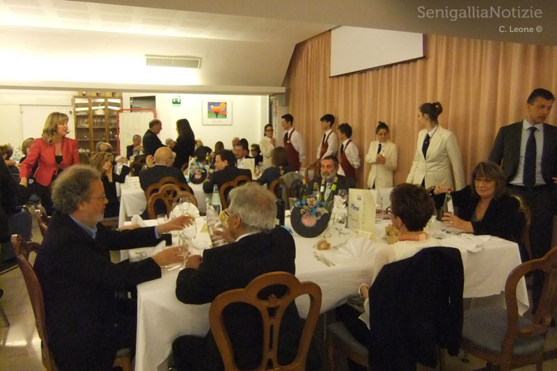 Tavoli alla cena di fine anno scolastico al Panzini di Senigallia