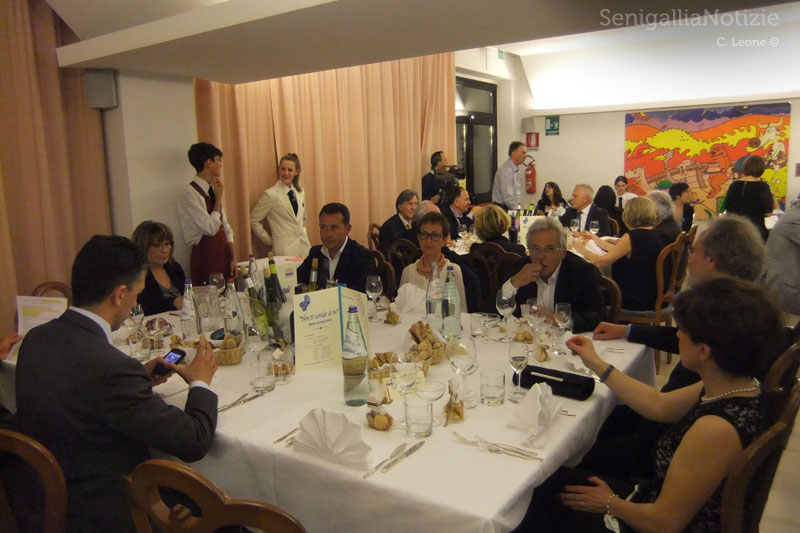 Tavoli alla cena di fine anno scolastico al Panzini di Senigallia