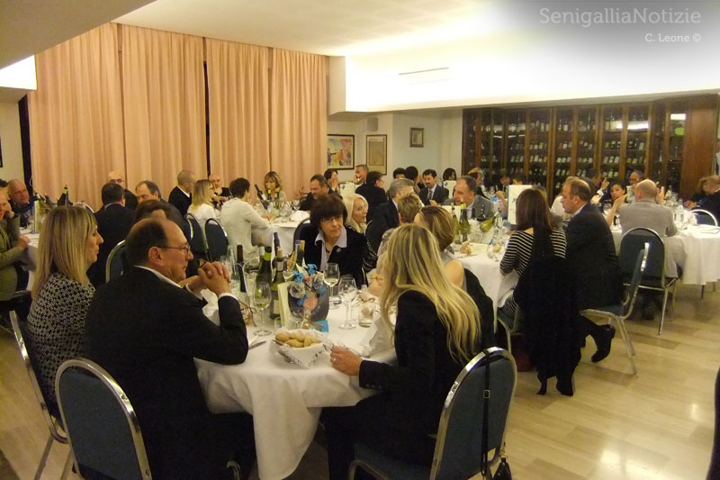 Tavoli alla cena di fine anno scolastico al Panzini di Senigallia