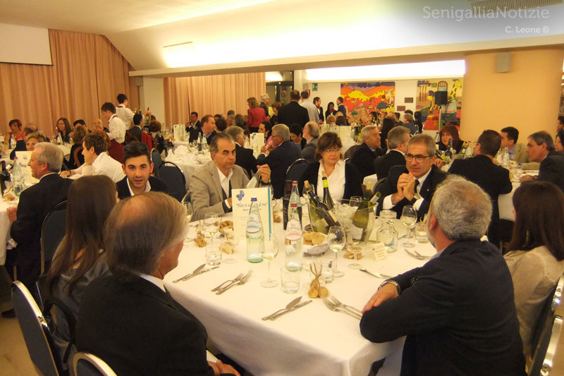 Tavoli alla cena di fine anno scolastico al Panzini di Senigallia