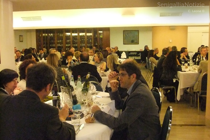 Tavoli alla cena di fine anno scolastico al Panzini di Senigallia