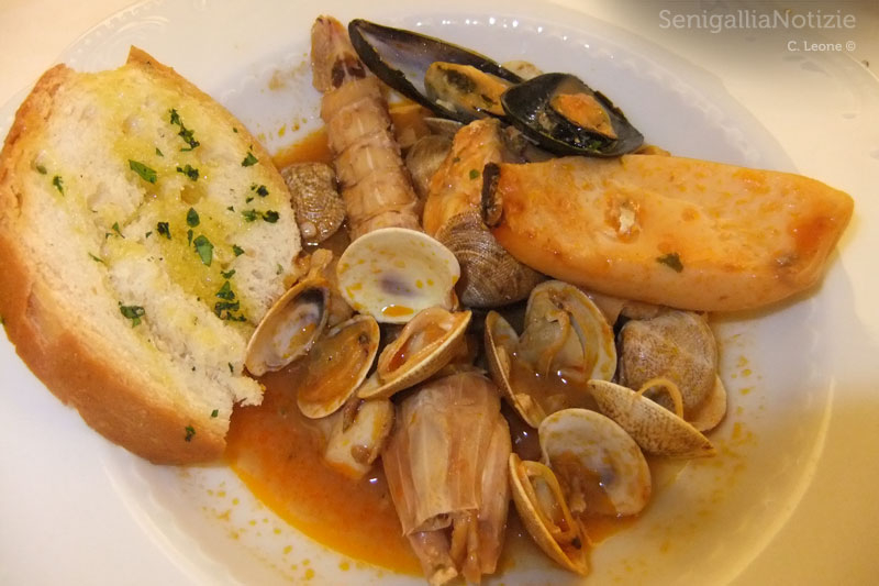 Buffet e piatti preparati dagli studenti del Panzini di Senigallia