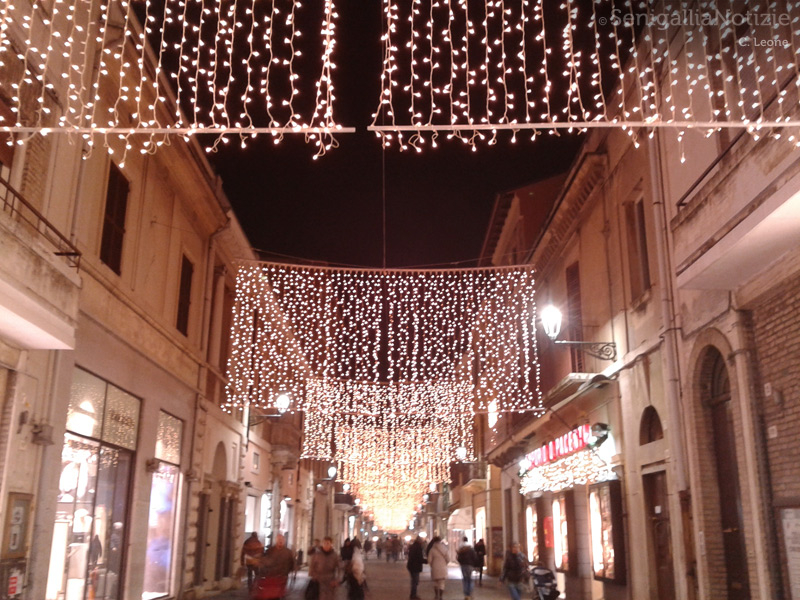 13/12/2013 - Luminarie per il centro di Senigallia