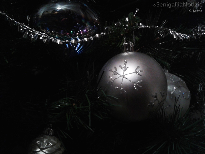 21/12/2013 - Decorazioni sull'albero di Natale