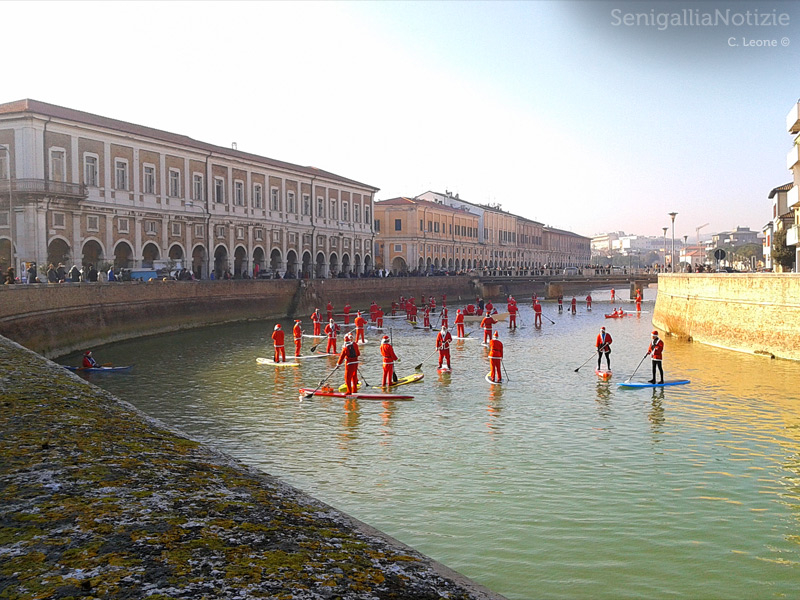 25/12/2013 - Auguri da Senigallia Notizie e dai Babbi Natale in SUP!