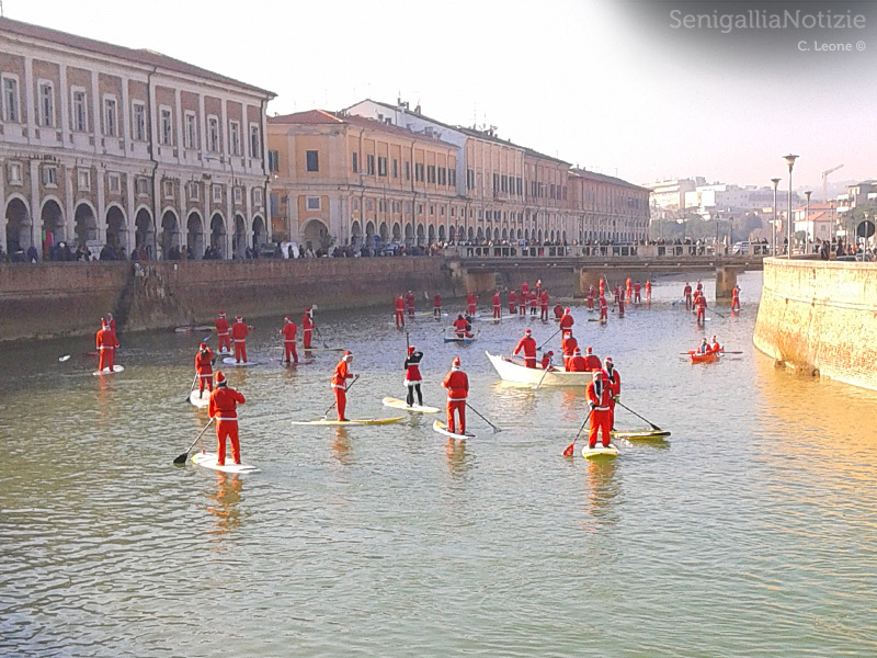 30/12/2013 - Babbi Natale in SUP a Senigallia
