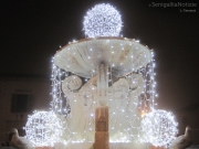 28/12/2013 - Luci sulla fontana di piazza del Duca