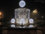 31/12/2013 - Fontana di piazza del Duca addobbata per le Feste