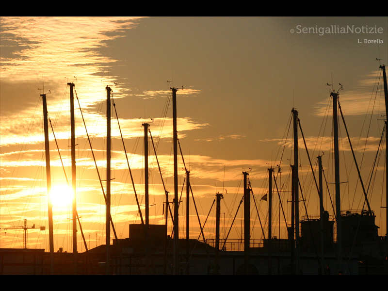 16/12/2014 - Il sole spicca dietro gli alberi maestri