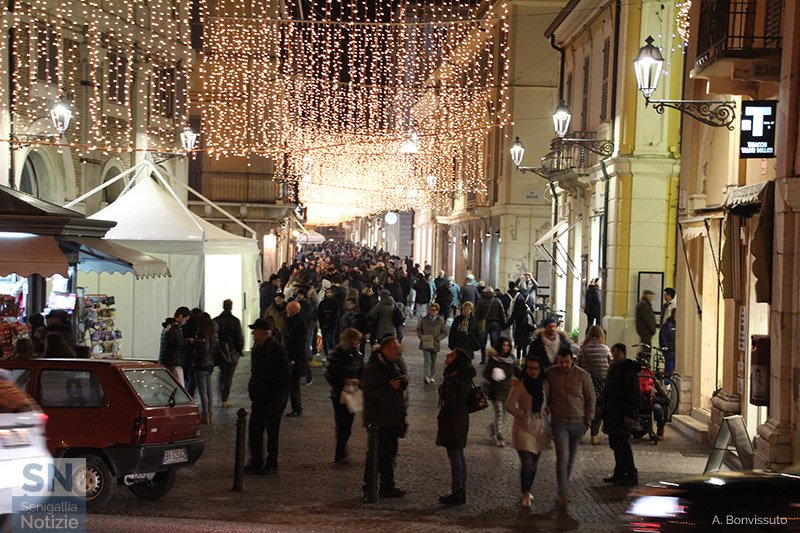 21/12/2015 - Il Corso di Senigallia conciato per le Feste
