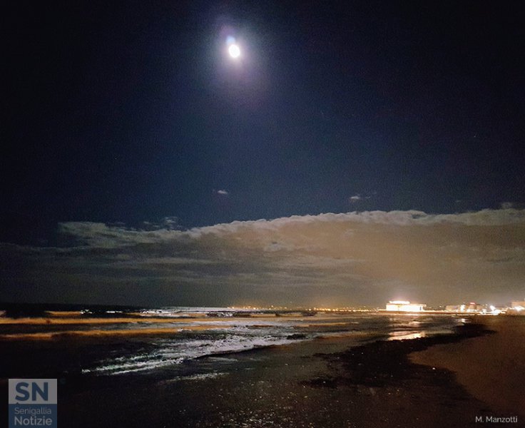 16/12/2017 - Luna sul mare