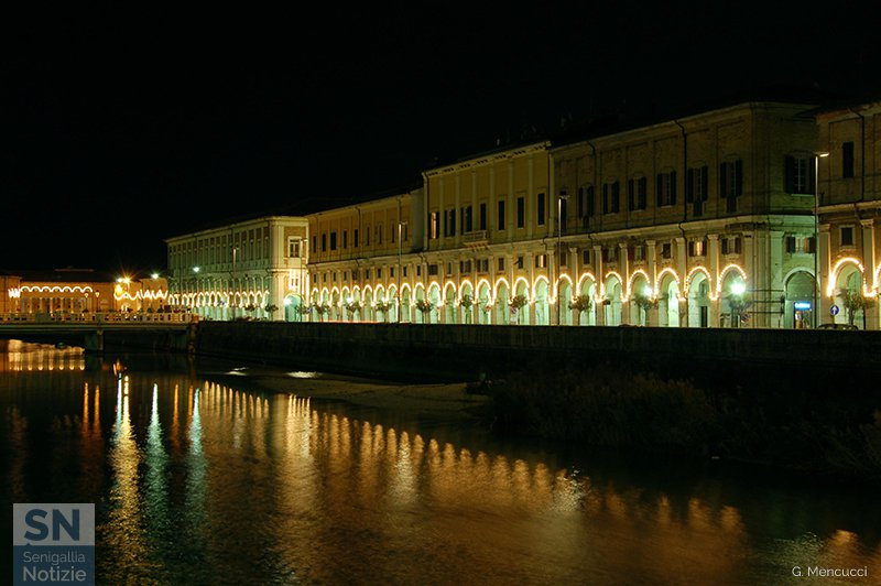 20/12/2017 - Lungofiume con i portici illuminati