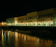 20/12/2017 - Lungofiume con i portici illuminati