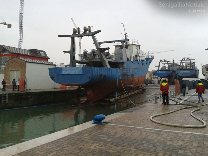 Ultimi lavori prima del varo del peschereccio