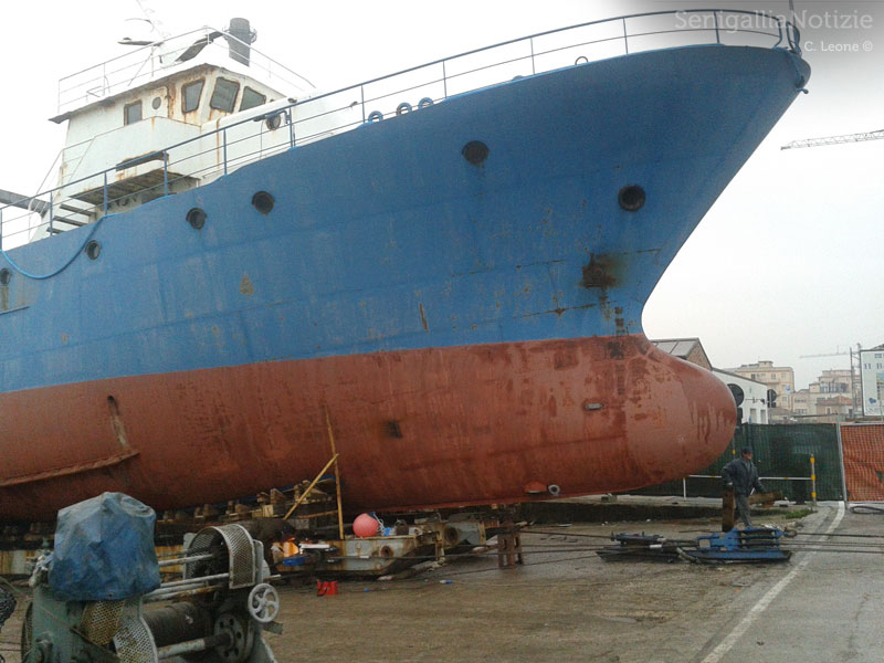 Ultimi lavori prima del varo del peschereccio