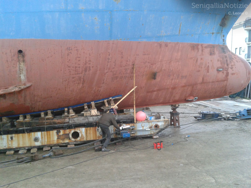 Il peschereccio pronto al varo