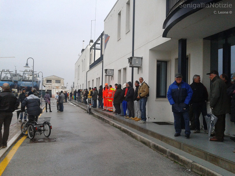 Tanti curiosi e addetti hanno assistito al varo