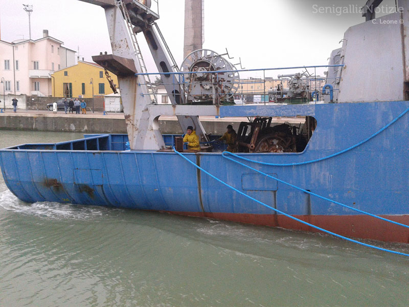 Il peschereccio in acqua nel porto di Senigallia