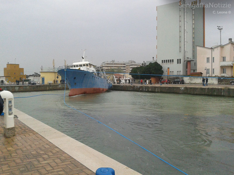 Il peschereccio viene manovrato e sistemato in acqua